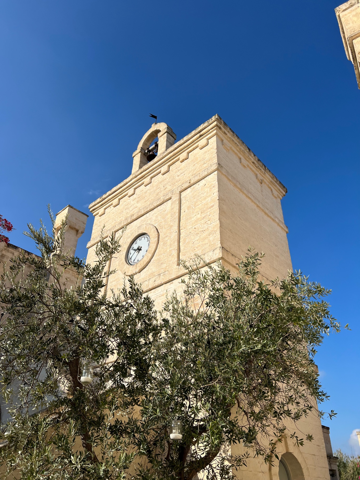 Campanile in pietra e ulivi a Borgo Egnazia