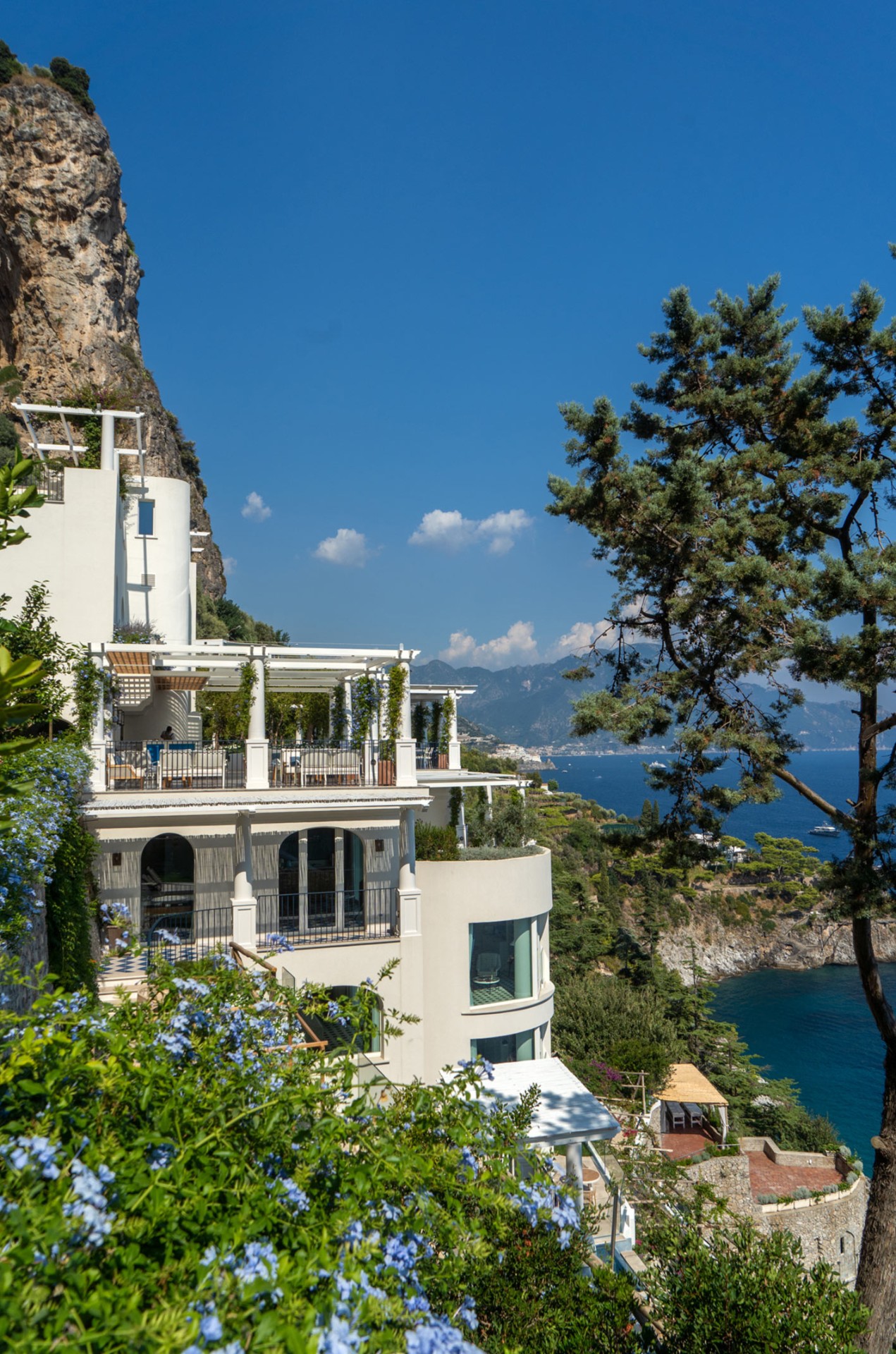 Terrazze a picco sul mare di Borgo Santandrea in Costiera Amalfitana