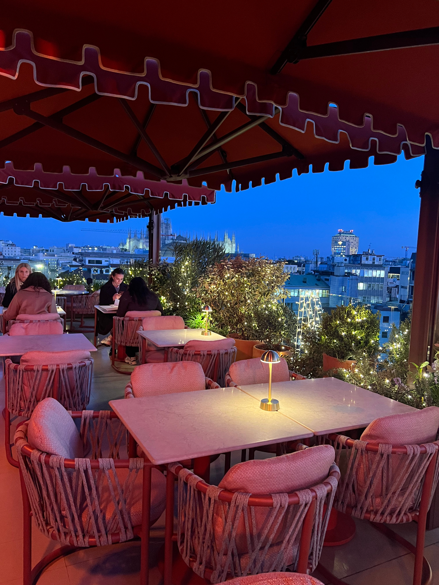Cena al tramonto su rooftop con vista Duomo